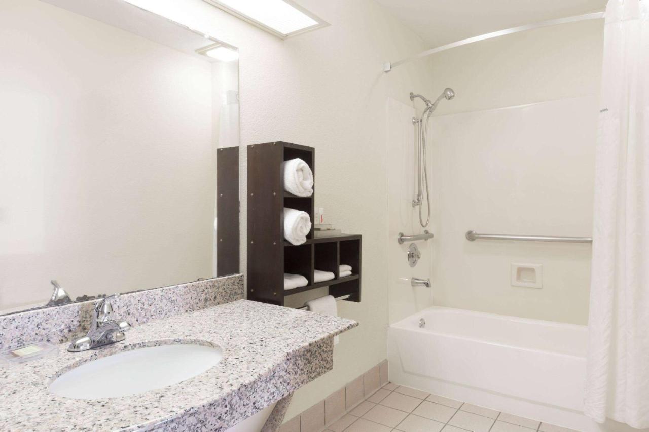 Super 8 By Wyndham Houston Webster Nasa Hotel Екстериор снимка