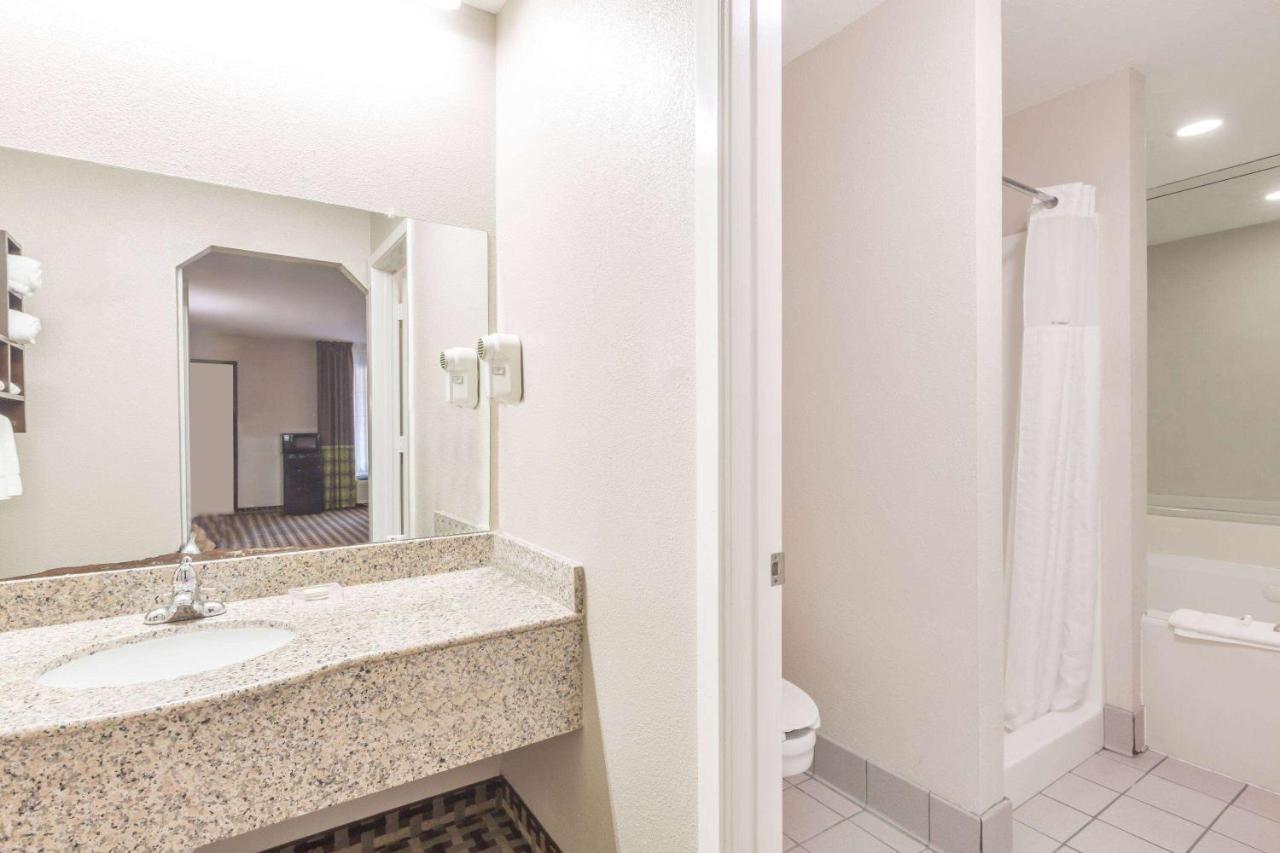 Super 8 By Wyndham Houston Webster Nasa Hotel Екстериор снимка