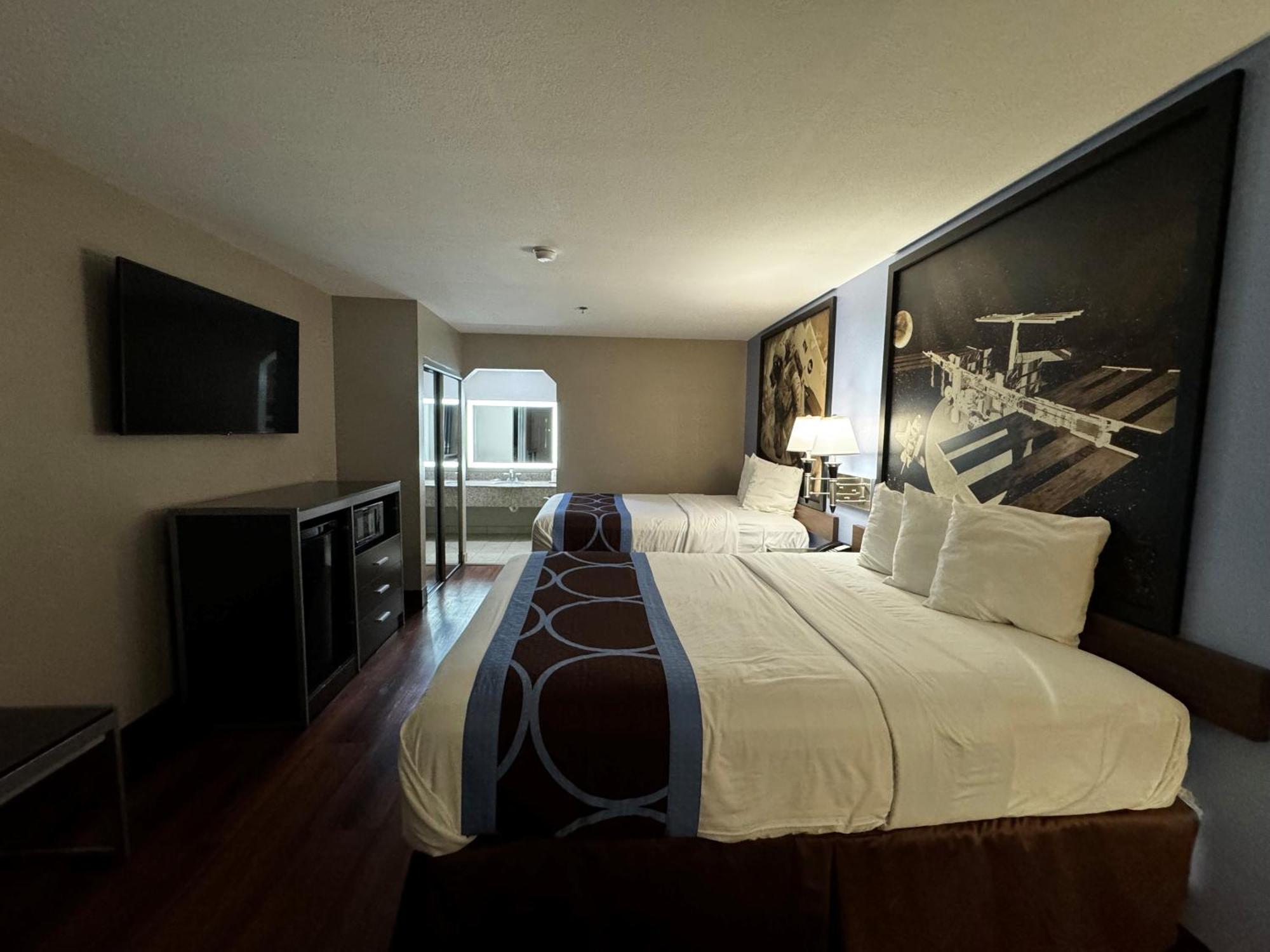 Super 8 By Wyndham Houston Webster Nasa Hotel Екстериор снимка