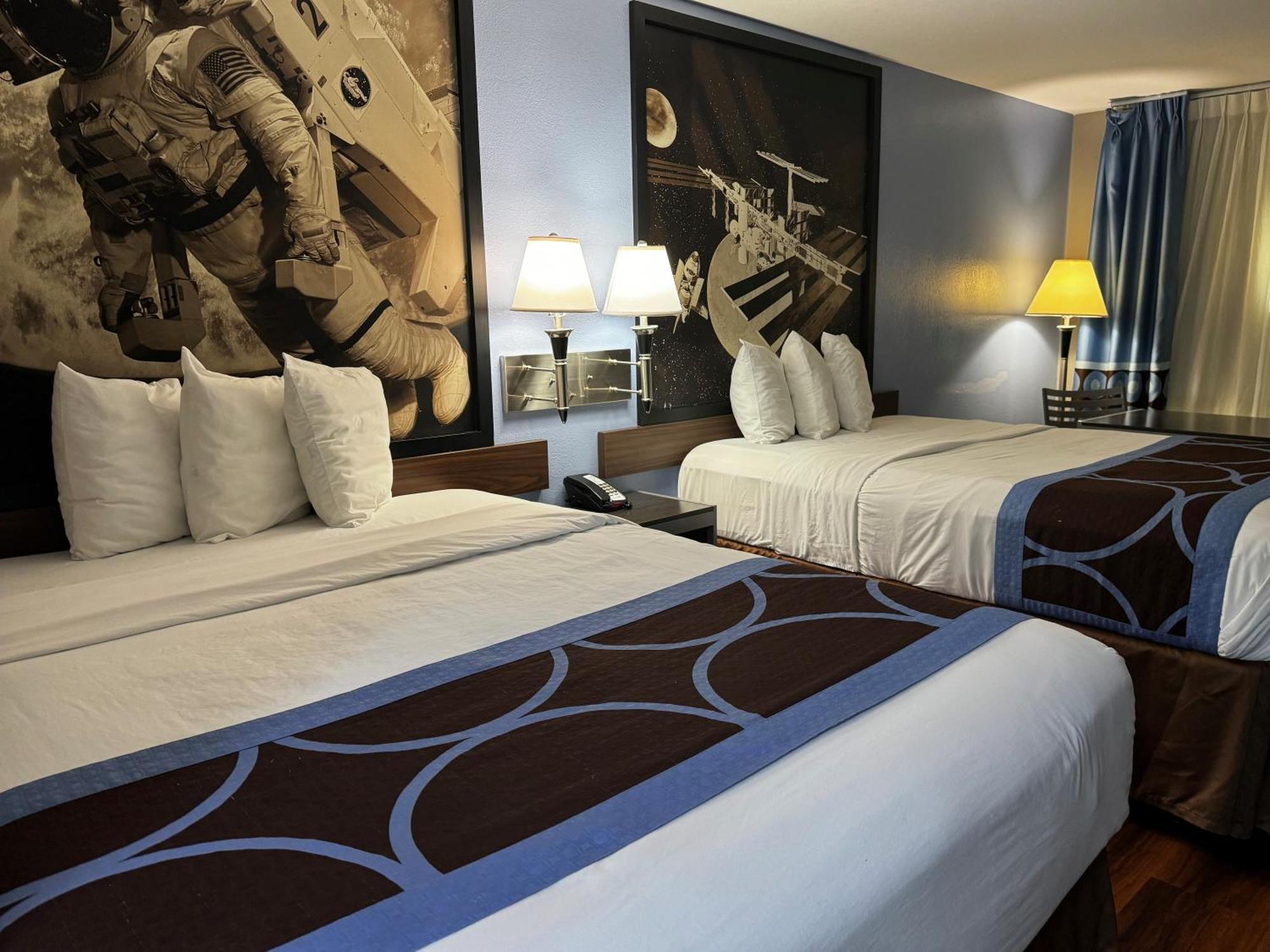 Super 8 By Wyndham Houston Webster Nasa Hotel Екстериор снимка