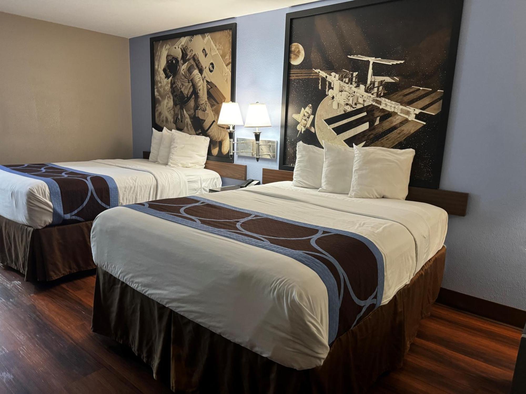 Super 8 By Wyndham Houston Webster Nasa Hotel Екстериор снимка